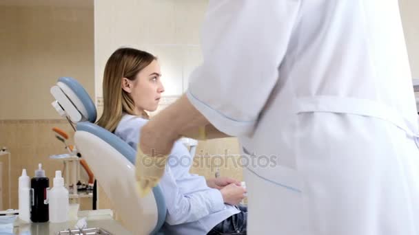 Dentista pronto para trabalhar com o paciente usa luvas — Vídeo de Stock