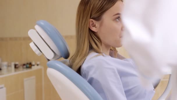 Il dentista pronto a lavorare con il paziente indossa guanti — Video Stock