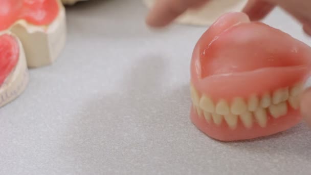 Snapping dentures jaw, models of jaws — Stock Video