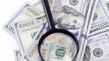 Yüz dolar olan büyüteç iplik nakit