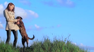 Bir genç kız büyük köpek tepenin üstüne çalış