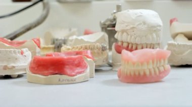 Diş hekimi prosthetist takma diş çalışan tablosundan alır