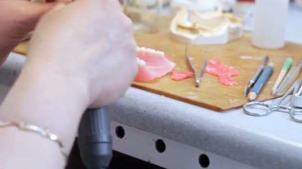 Een arts maakt valse tanden in het dental laboratorium — Stockvideo