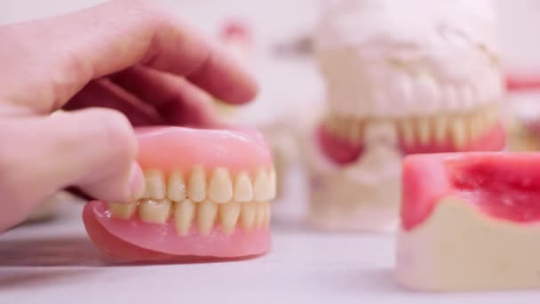 Tandproteser käken att klicka på det bakgrunden tandtekniskt laboratoriet — Stockvideo