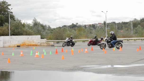 Lipetsk, Rusland - 17 September 2016: concurrentie de Moto gymkhana, opleiding Moto Speeltuin, motor school examen — Stockvideo