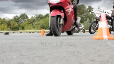 Lipetsk, Rusya Federasyonu - 17 Eylül 2016: rekabet Moto gymkhana. Kırmızı motosiklet başlar, rekabet içinde Moto gymkhana olaylar