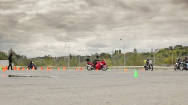 Конкурс на Мото гимназию, много мотоциклов на детской площадке — стоковое видео