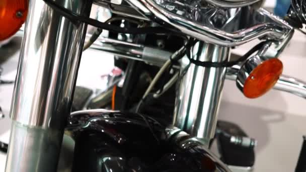 Выставка мотоциклов, хромированная фара мотоцикла крупным планом — стоковое видео