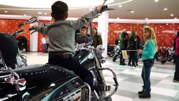 Lipetsk, Rusko - 13 Jan 2018: výstava motocyklů, malého chlapce, který seděl na motorce velký černý chrom — Stock video