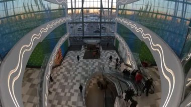 Alışveriş merkezine gelip Timelapse video bir insan