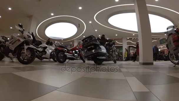 Exposición de motocicletas, Timelapse video, la cámara baja en el suelo — Vídeo de stock