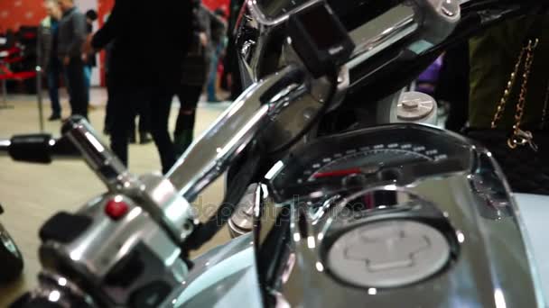 Липецк, Российская Федерация - 13 января 2018 года: Выставка мотоциклов "Человеческая рука - дроссель на руле крупного плана мотоцикла" — стоковое видео