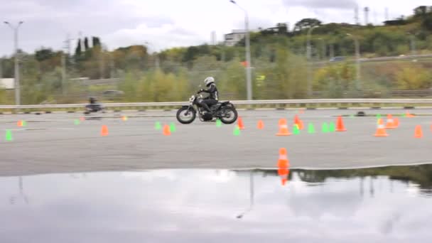 Lipetsk, Federación Rusa - 17 de septiembre de 2016: Competición de la Moto gymkhana. El jinete girando en motocicleta entre conos de tráfico — Vídeo de stock