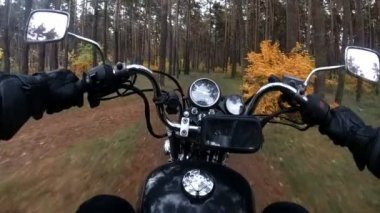 Orman, ağır çekim bir motosikletçi rides