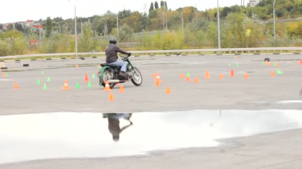 Lipetsk, Oroszország - szeptember 17, 2016: verseny Moto gymkhana lovas egy régi motorkerékpár áthaladó az útvonalat, a közúti kúpok — Stock videók