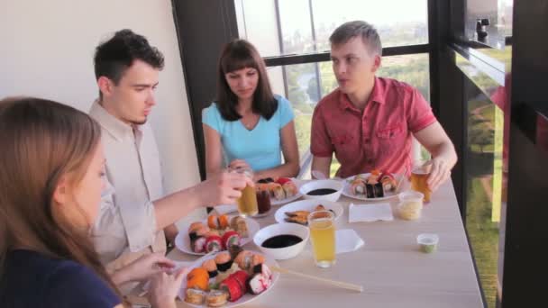 Zwei junge Paare feiern beim Abendessen, Prost — Stockvideo