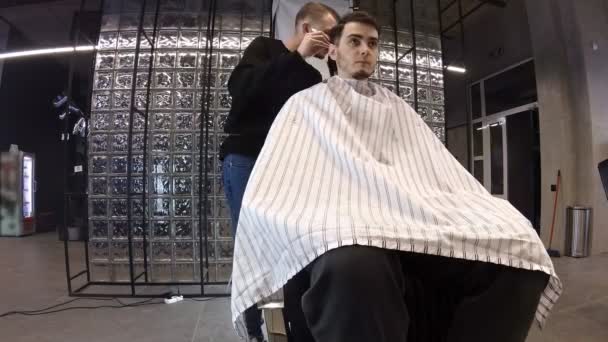 Cortes de pelo de vídeo de alta velocidad para hombres en la barbería, gran angular y timelapse — Vídeo de stock