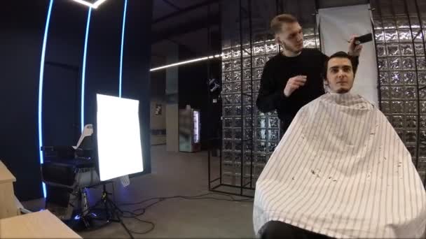 Video ad alta velocità tagli di capelli uomini nel barbiere, pan camera e timelapse — Video Stock