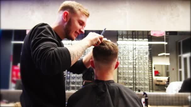 男理发师削减男子在理发店, 后视图 — 图库视频影像