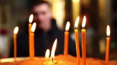 Bir Hıristiyan Kilisesi bir mum yanan mumlar bir adam uzaktan bakar