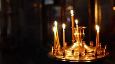 Sunak kutsal kutsal kişilerin resmi içinde Hıristiyan Ortodoks Kilisesi önünde yanan mumlar
