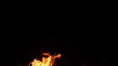 Siyah arka plan üzerine izole gerçek yangın