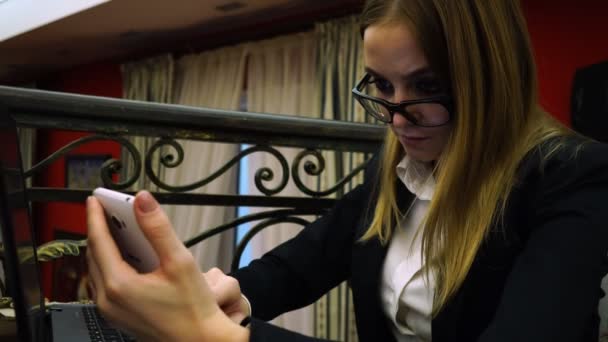 Mujer de negocios con gafas chaqueta y camisa para usar un smartphone — Vídeos de Stock