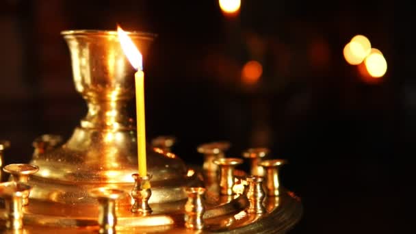 Uma vela no castiçal do templo cristão — Vídeo de Stock