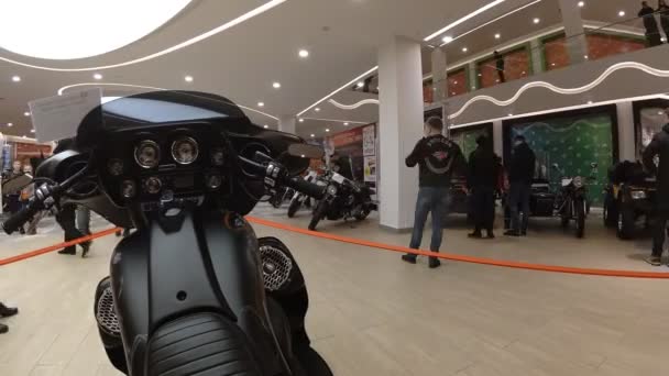 Lipetsk, Federación Rusa - Jan 13, 2018: Exposición de motocicletas antiguas, Cámara de video Time lapse montada en una motocicleta costosa, cinta roja — Vídeos de Stock