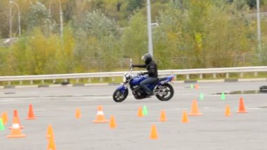 Olaylar, motosiklet binici speed çalıştırır, bir çizgi yol konileri motosiklet