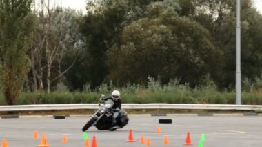 Hızlı motosiklet binici için sürüş eğitim platformunda rides
