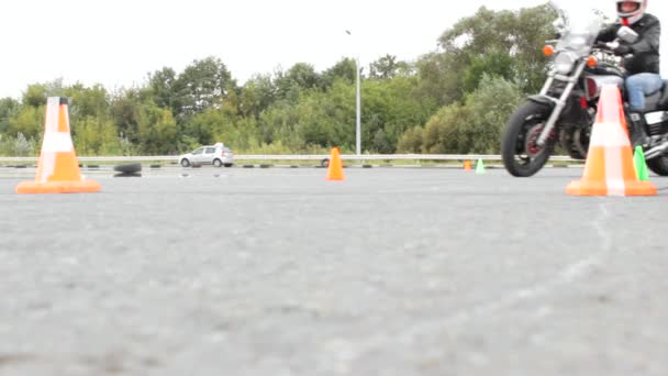 Motorcyklisten körde upp till början av motorcykeln, en Moto gymkhana tävling — Stockvideo