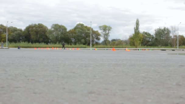 Wettbewerb in moto gymkhana, Motorradstopp auf der Ziellinie — Stockvideo