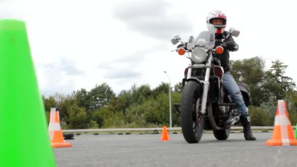 Startrampe bei Motorradveranstaltungen, das Motorrad startet — Stockvideo