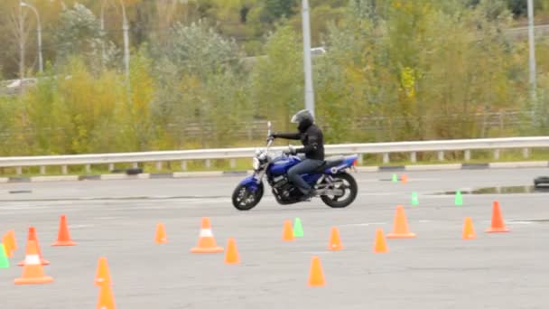 Motorfiets evenementen, motorrijder op snelheid loopt een tekstregel Verkeerskegels — Stockvideo