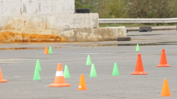 Motocicli sul campo di allenamento, coni sul marciapiede — Video Stock