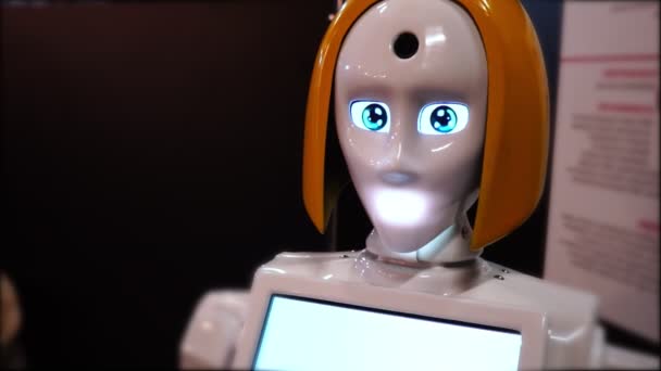 Robot kvinna flyttar sitt huvud, porträtt Android — Stockvideo