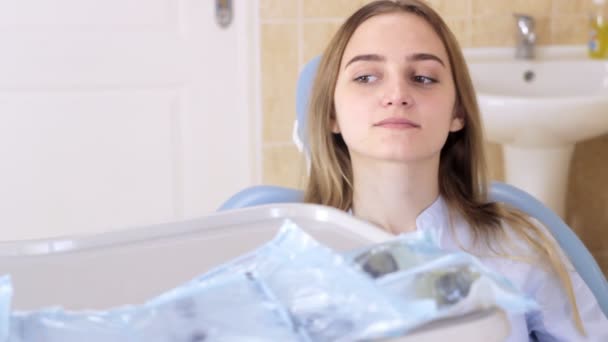 The patient girl at the dentist sitting in the dentist chair — Stock Video