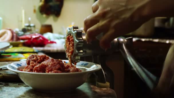 Moedor de carne manual é usado para cozinhar carne picada em casa por uma mulher — Vídeo de Stock