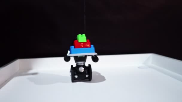 ロボットのリペツク、ロシア連邦 - 2018 年 1 月 25 日: 展覧会。ミニ ロボット ウェイターはキューブのトレイ コンス トラクターを保持しています。 — ストック動画