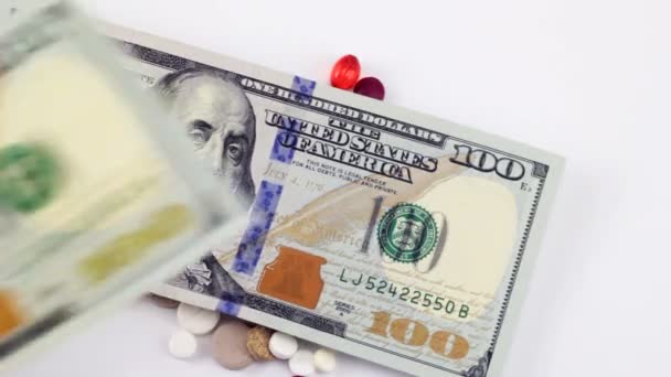 Tabletták, hogy száz dollár számlák — Stock videók