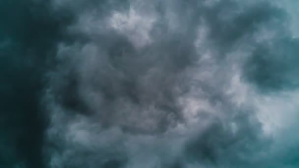 Velmi temné deštivé mraky rychle pohybují po obloze časová prodleva — Stock video