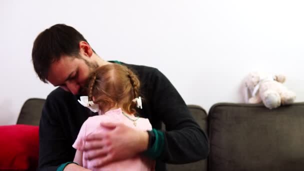 Тато заспокоює плачу маленьку доньку — стокове відео