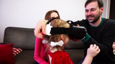 Babası onun kızı baş kask sanal gerçeklik koyar