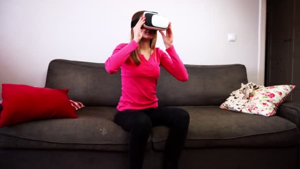 Maminka seděla v brýle virtuální reality a dcera vešla — Stock video