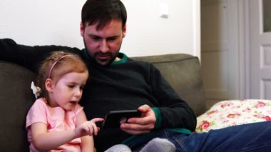 Kızı babası tutan smartphone ekranda Tıklanma