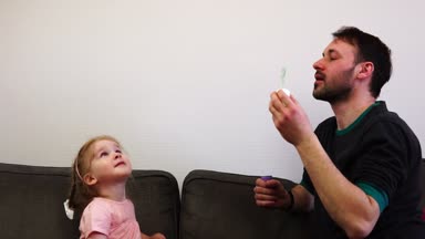 Baba kabarcıklar darbeler ve kızı onları yakalar.