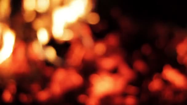 Brinnande eld i oskärpa, loopas bakgrund — Stockvideo