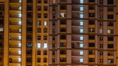 Akşam saatlerinde büyük bir evin apartman pencereleri