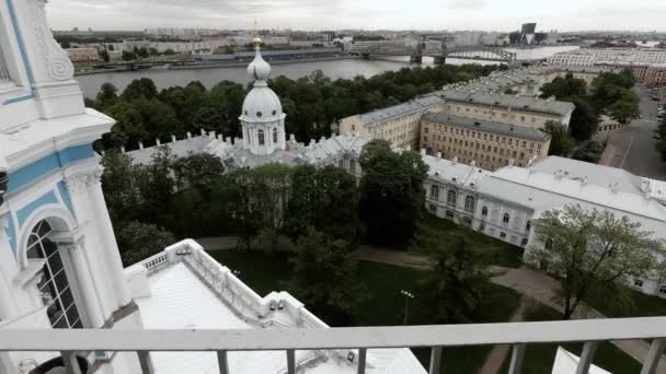 Άποψη της γέφυρας και της πόλης της Αγίας Πετρούπολης από την κιονοστοιχία του καθεδρικού ναού του Smolny — Αρχείο Βίντεο